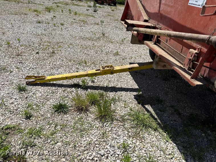image for item EC4610 Gehl BU810 silage wagon
