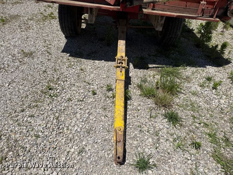 image for item EC4610 Gehl BU810 silage wagon