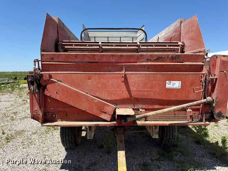 image for item EC4610 Gehl BU810 silage wagon