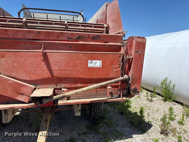 image for item EC4610 Gehl BU810 silage wagon