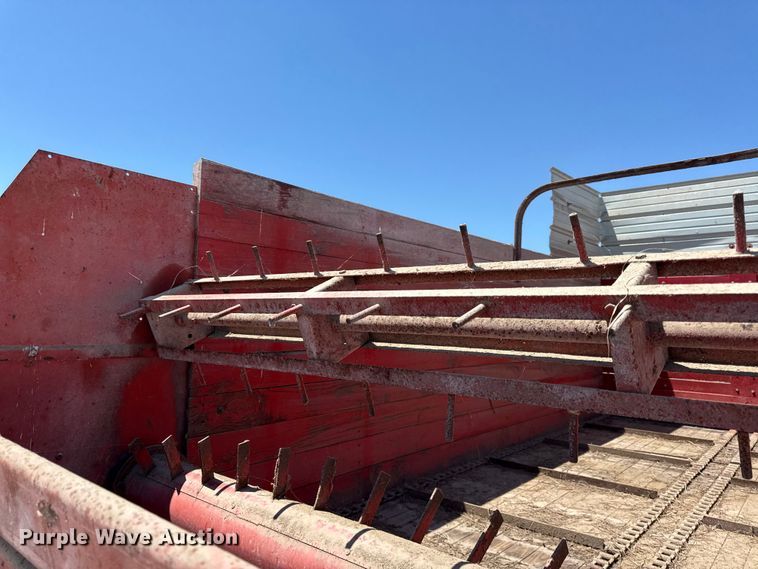 image for item EC4610 Gehl BU810 silage wagon