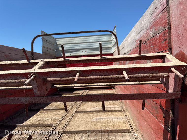 image for item EC4610 Gehl BU810 silage wagon