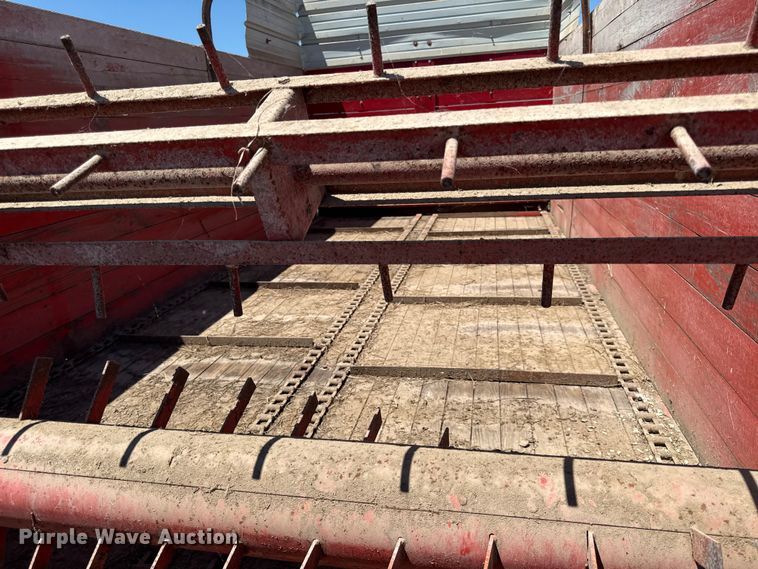 image for item EC4610 Gehl BU810 silage wagon