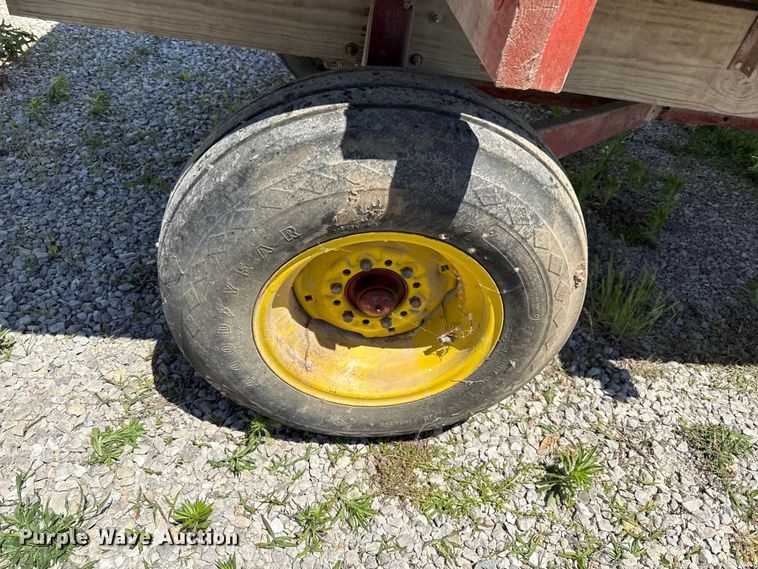 image for item EC4610 Gehl BU810 silage wagon