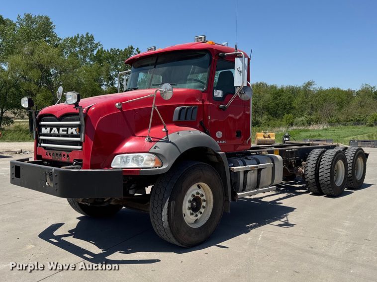 image for item EF2472 2017 Mack GU813 truck cab and chassis