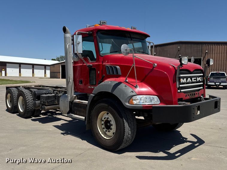 image for item EF2472 2017 Mack GU813 truck cab and chassis