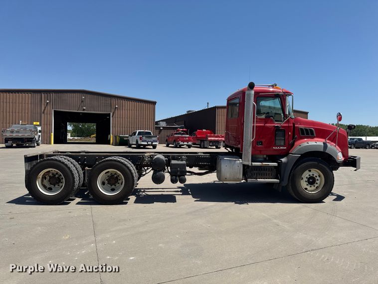 image for item EF2472 2017 Mack GU813 truck cab and chassis