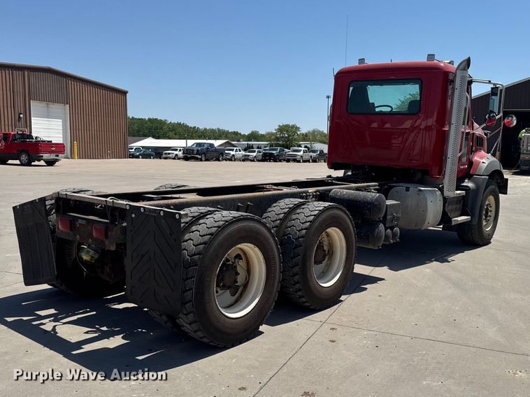 image for item EF2472 2017 Mack GU813 truck cab and chassis
