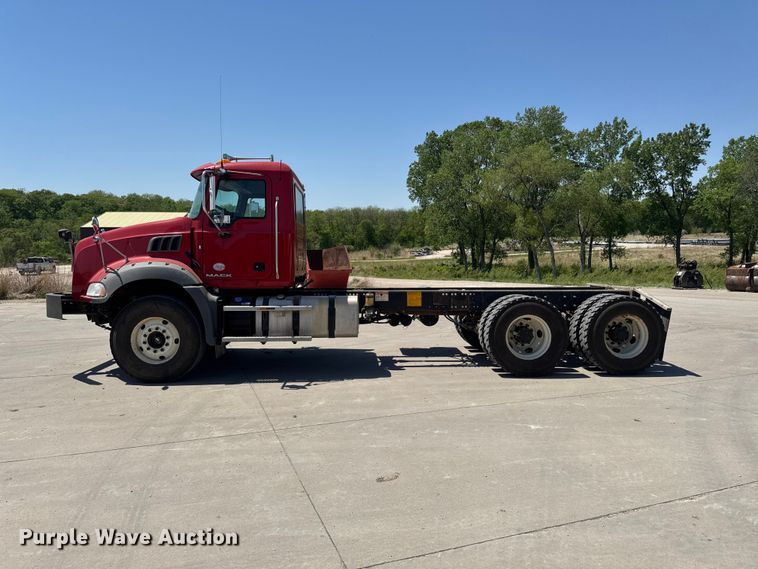 image for item EF2472 2017 Mack GU813 truck cab and chassis