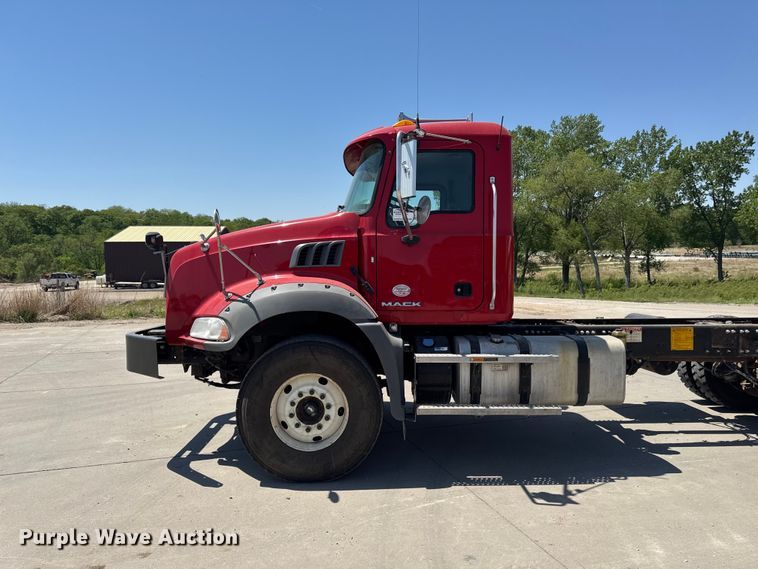 image for item EF2472 2017 Mack GU813 truck cab and chassis