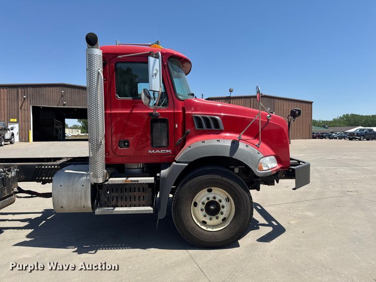 image for item EF2472 2017 Mack GU813 truck cab and chassis