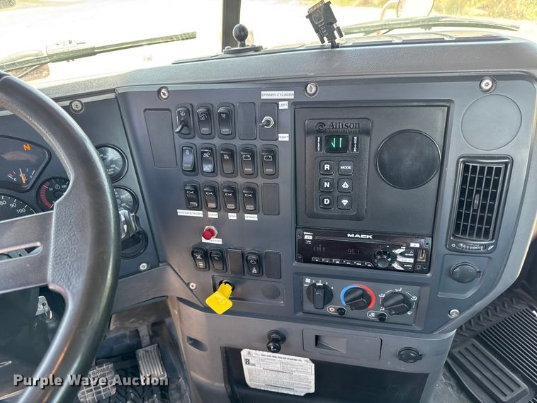 image for item EF2472 2017 Mack GU813 truck cab and chassis