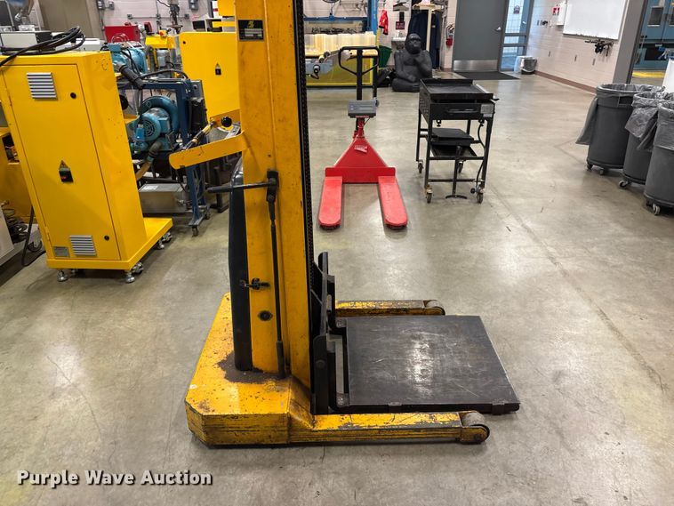image for item EO4264 Big Joe 1518-T9 vertical lift