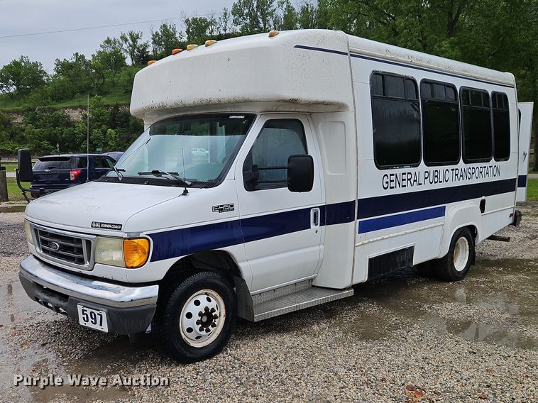 image for item EO7327 2005 Ford E450 shuttle bus