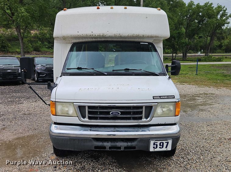 image for item EO7327 2005 Ford E450 shuttle bus