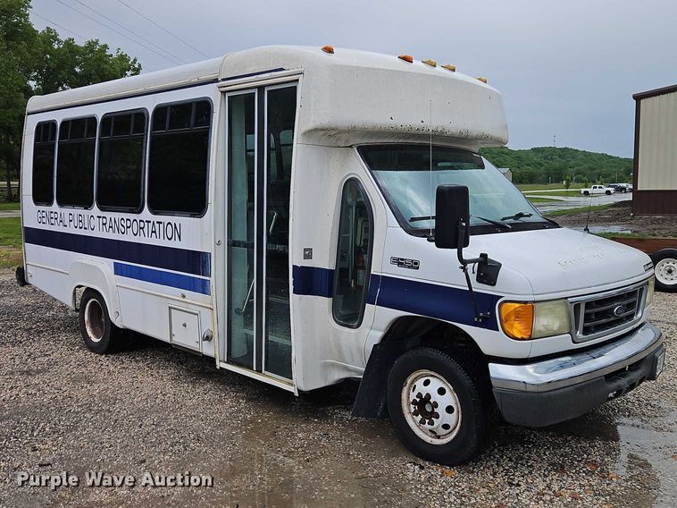 image for item EO7327 2005 Ford E450 shuttle bus