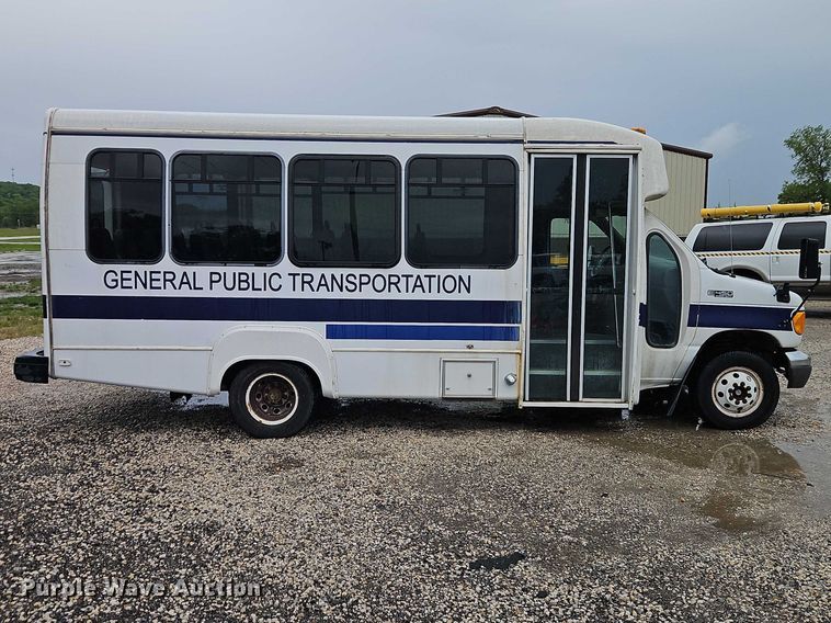 image for item EO7327 2005 Ford E450 shuttle bus