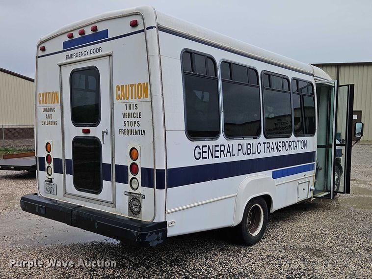 image for item EO7327 2005 Ford E450 shuttle bus
