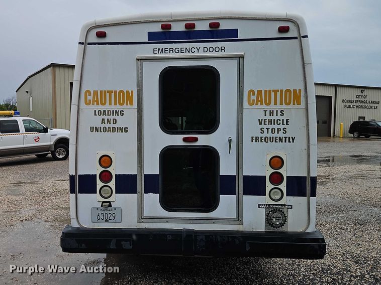 image for item EO7327 2005 Ford E450 shuttle bus