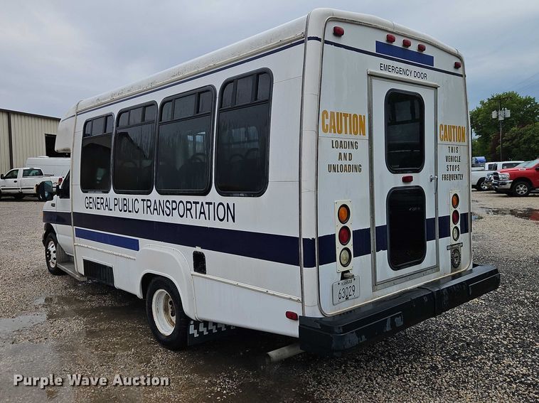image for item EO7327 2005 Ford E450 shuttle bus