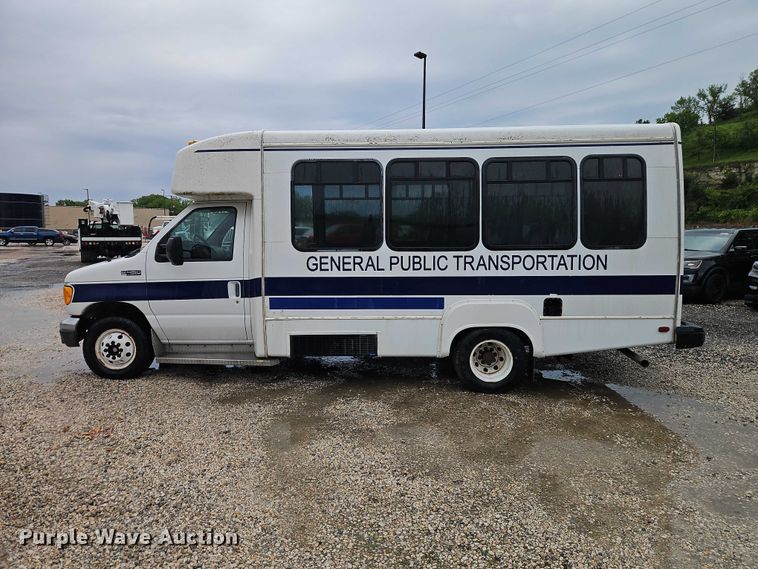 image for item EO7327 2005 Ford E450 shuttle bus