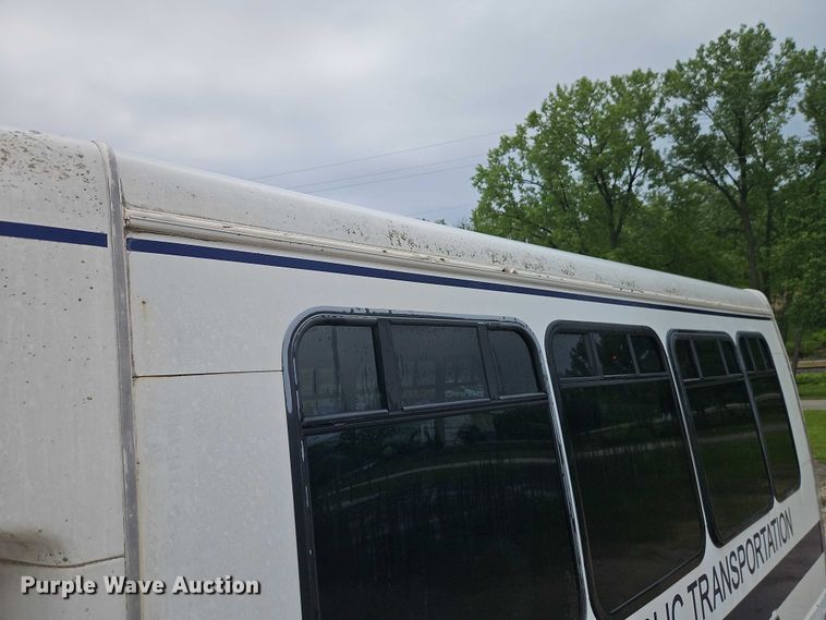 image for item EO7327 2005 Ford E450 shuttle bus