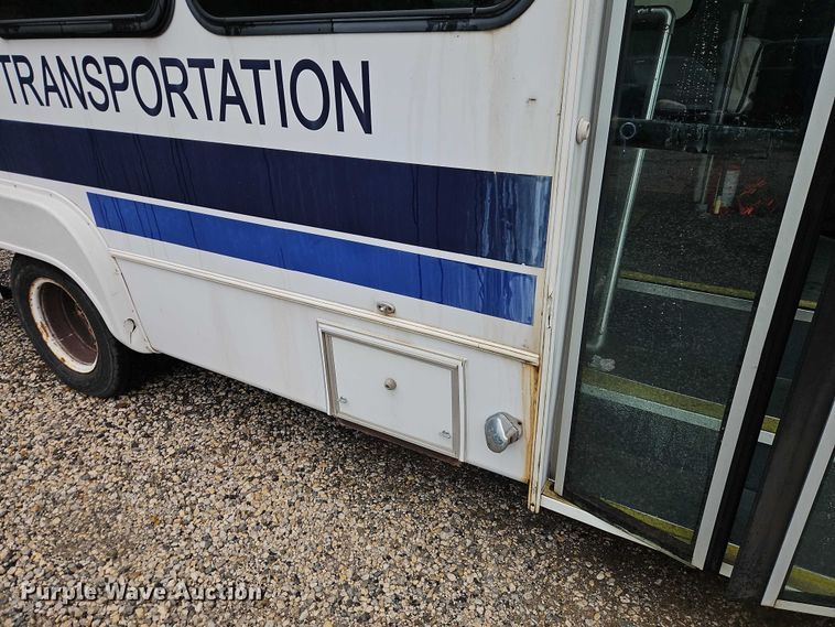 image for item EO7327 2005 Ford E450 shuttle bus