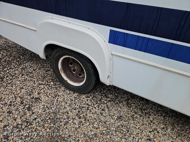 image for item EO7327 2005 Ford E450 shuttle bus