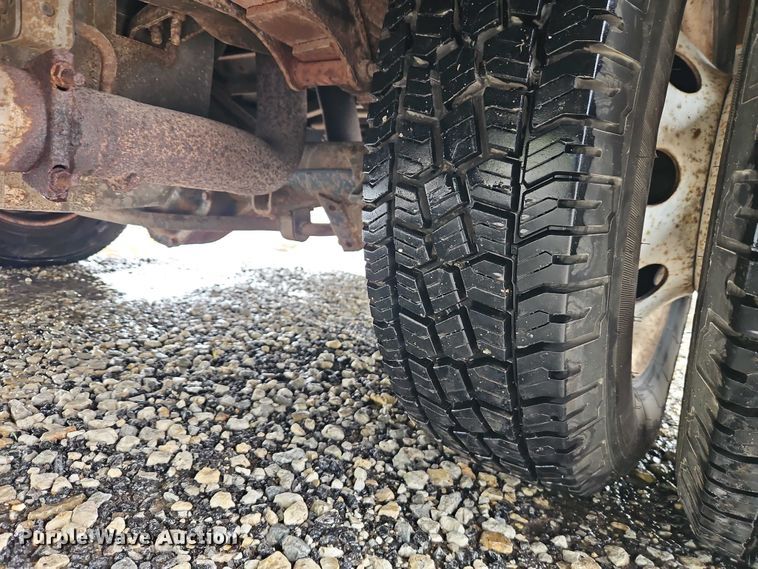 image for item EO7327 2005 Ford E450 shuttle bus