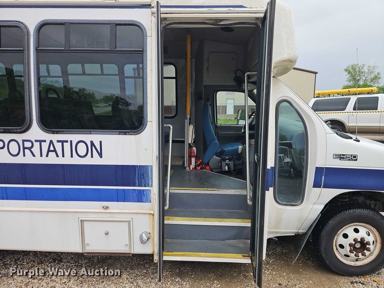 image for item EO7327 2005 Ford E450 shuttle bus