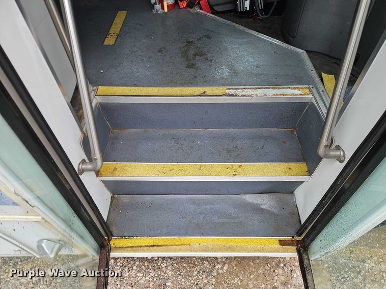 image for item EO7327 2005 Ford E450 shuttle bus