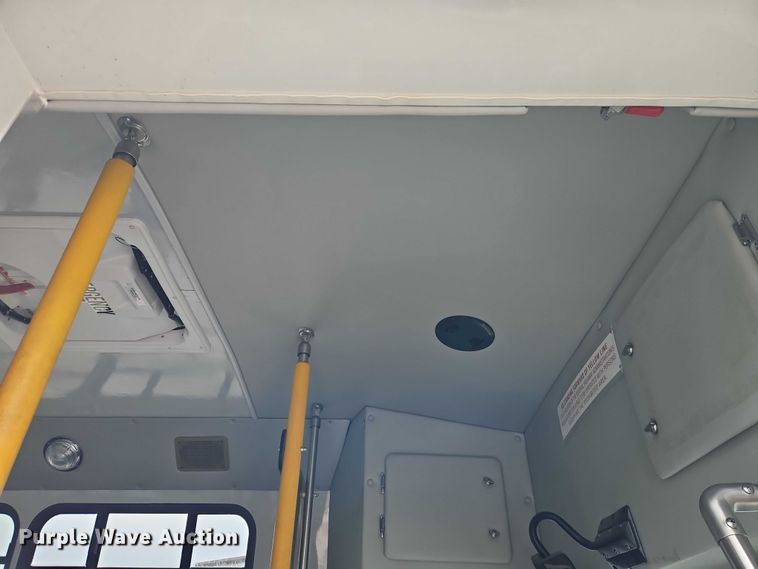 image for item EO7327 2005 Ford E450 shuttle bus