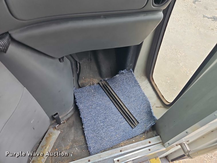image for item EO7327 2005 Ford E450 shuttle bus