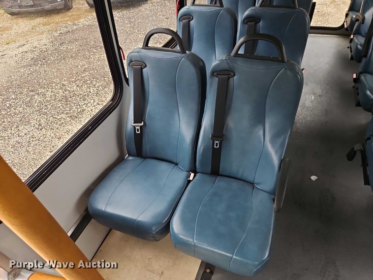 image for item EO7327 2005 Ford E450 shuttle bus