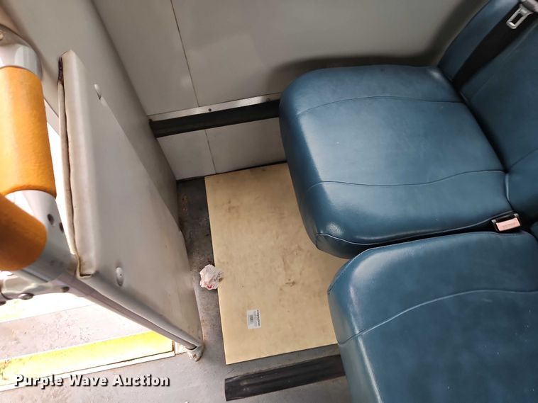 image for item EO7327 2005 Ford E450 shuttle bus