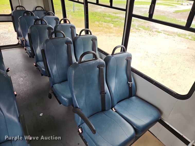 image for item EO7327 2005 Ford E450 shuttle bus