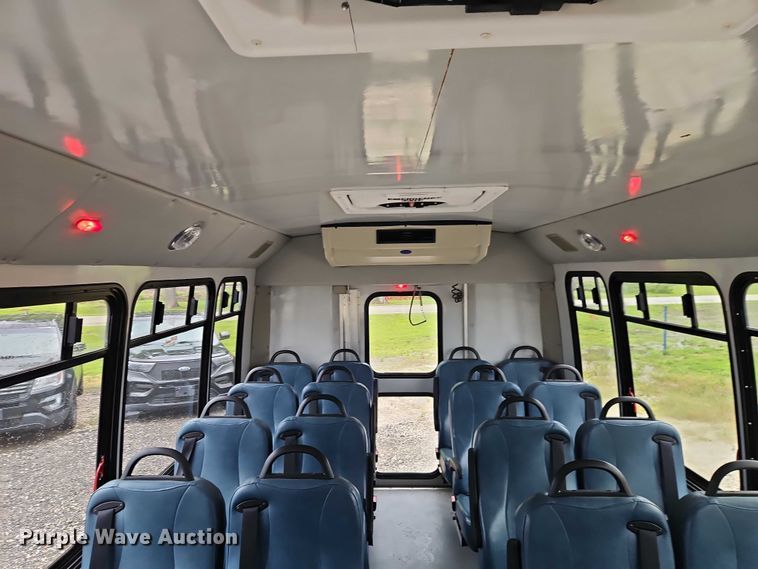 image for item EO7327 2005 Ford E450 shuttle bus