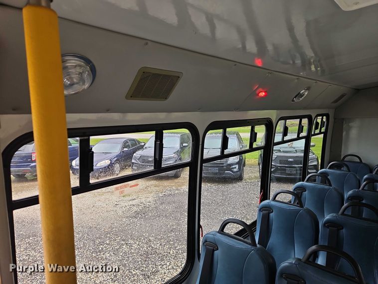 image for item EO7327 2005 Ford E450 shuttle bus