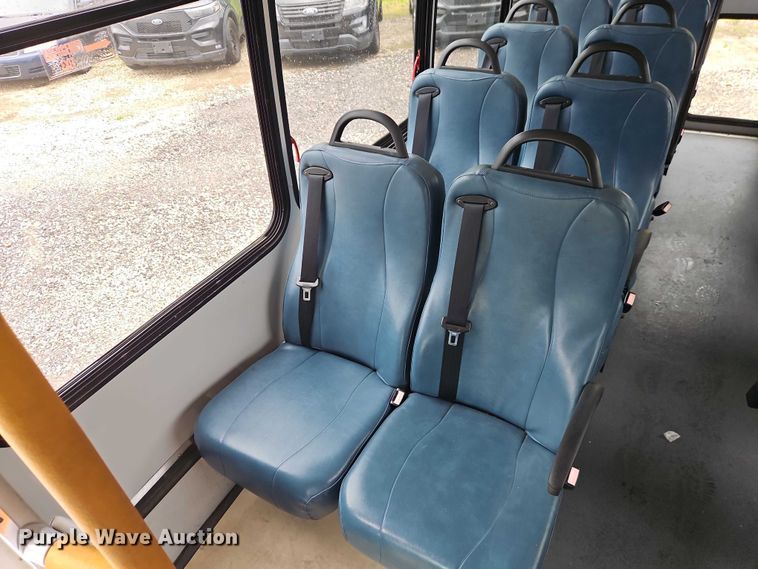 image for item EO7327 2005 Ford E450 shuttle bus