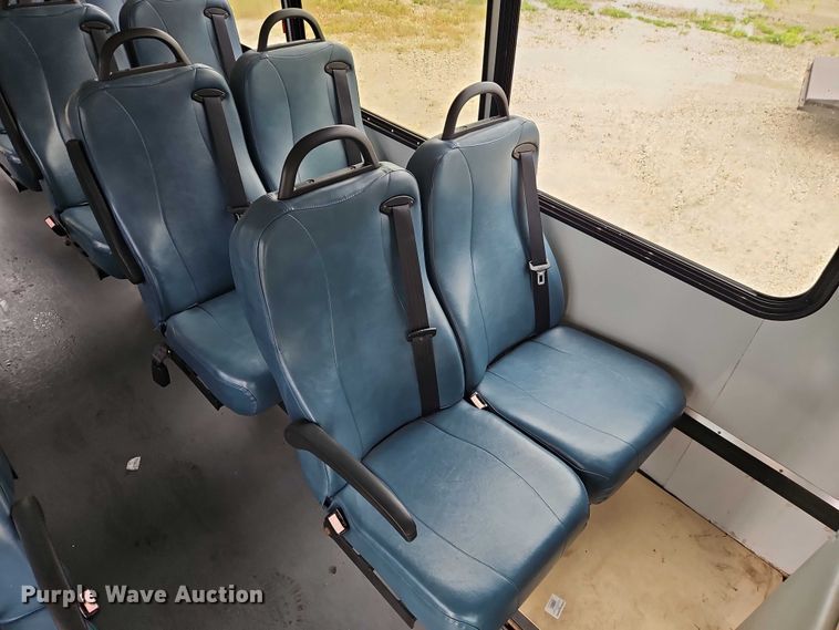 image for item EO7327 2005 Ford E450 shuttle bus