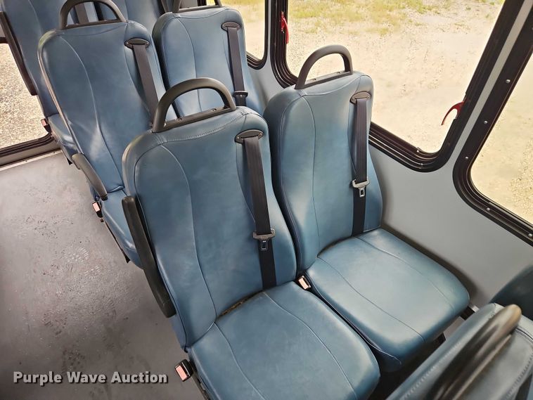 image for item EO7327 2005 Ford E450 shuttle bus