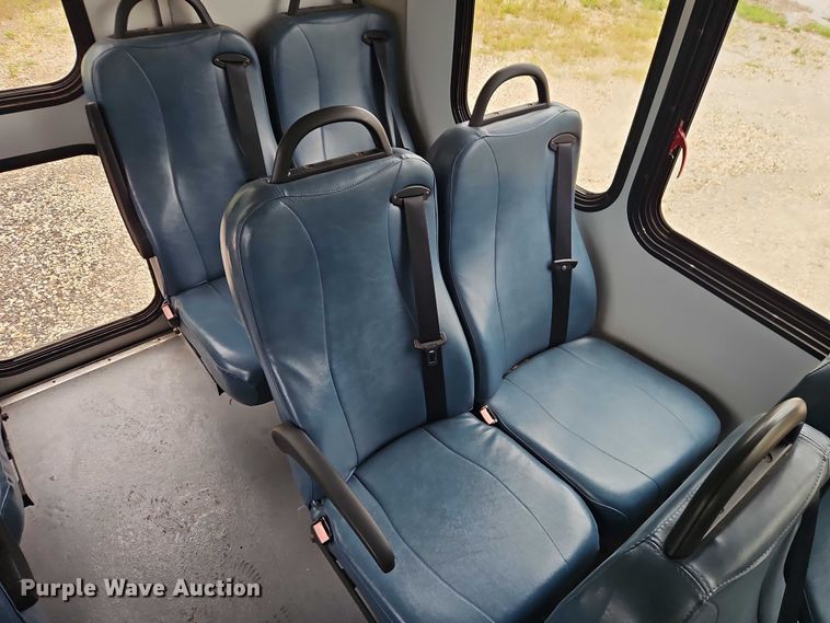 image for item EO7327 2005 Ford E450 shuttle bus