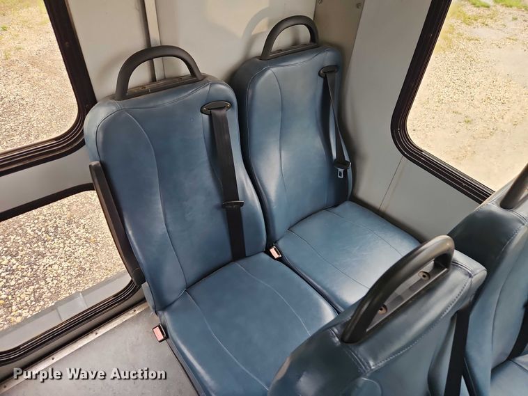 image for item EO7327 2005 Ford E450 shuttle bus