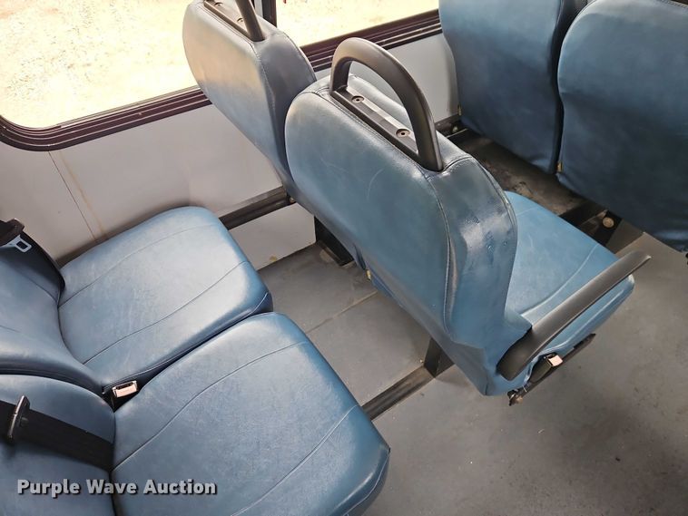 image for item EO7327 2005 Ford E450 shuttle bus
