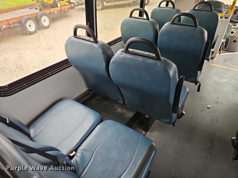 image for item EO7327 2005 Ford E450 shuttle bus