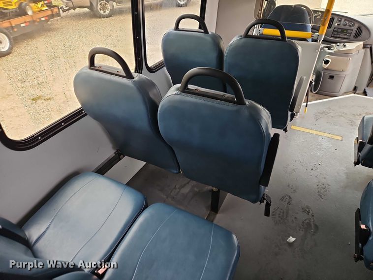 image for item EO7327 2005 Ford E450 shuttle bus