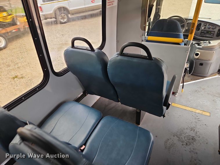 image for item EO7327 2005 Ford E450 shuttle bus