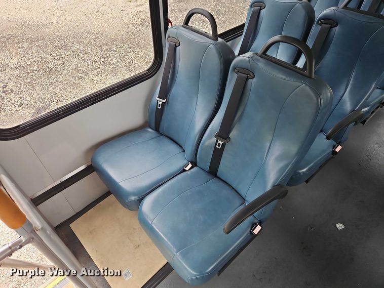 image for item EO7327 2005 Ford E450 shuttle bus