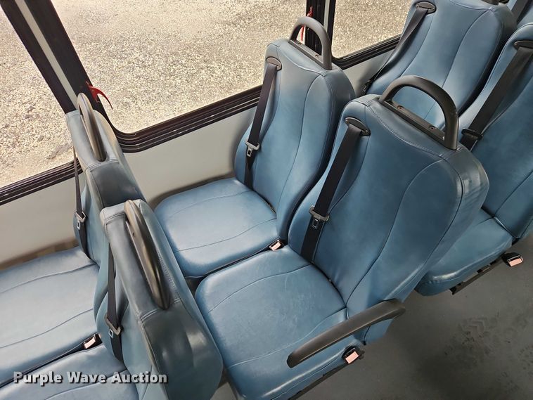 image for item EO7327 2005 Ford E450 shuttle bus