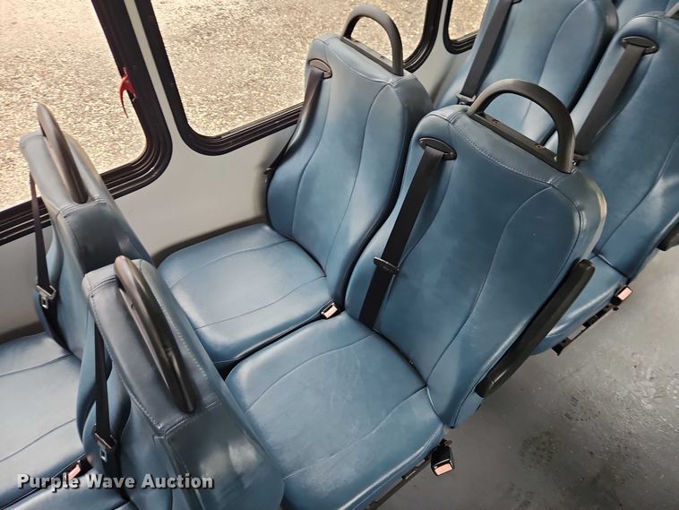 image for item EO7327 2005 Ford E450 shuttle bus